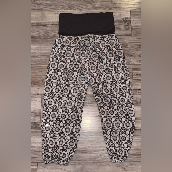 Lululemon Om Pants | Size 6 | Grey & White Floral | Like New Condition - Picture 5 of 6